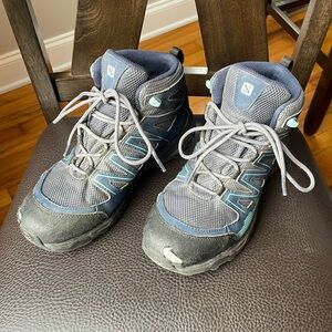Salomon sz 7 waterproof hiking boots